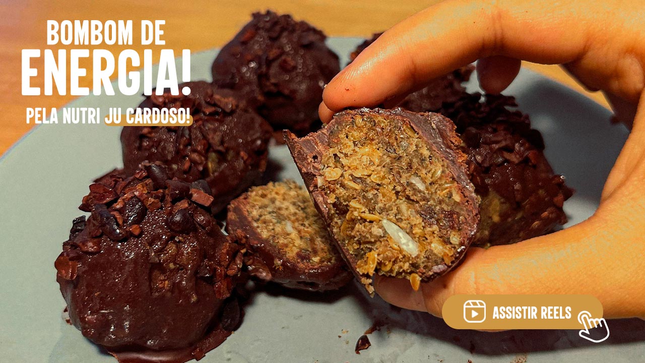Descubra o segredo de um Bombom da Energia incrivelmente saboroso e saudável no blog Dica Saudável! Com tâmaras, manteiga de amendoim, sementes de chia, aveia e chocolate meio amargos, esta receita é um deleite que oferece energia e nutrição em cada mordida. Saiba como desfrutar de um lanche delicioso e saudável. Leia agora!