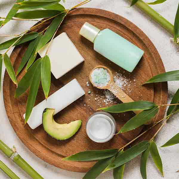 Descubra como os cosméticos veganos podem transformar sua rotina de beleza. Conheça os benefícios de escolher produtos éticos e saudáveis para sua pele e o planeta. Leia mais no blog Dica Saudável por Empório Quatro Estrelas.