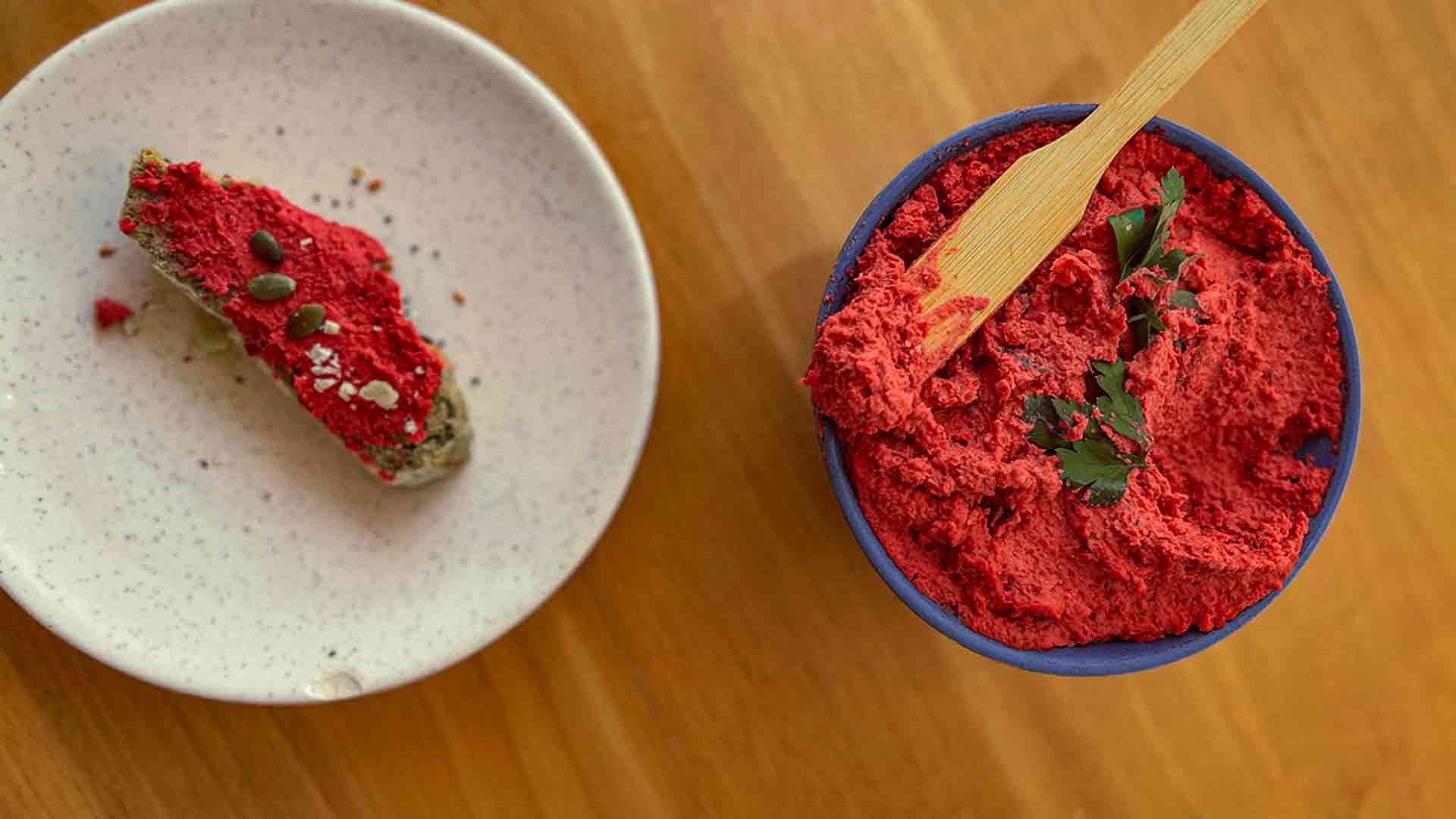 Descubra o segredo saboroso e saudável da Pasta de Grão de Bico Rosa, ou Homus Pink, no blog Dica Saudável! Aprenda como a beterraba e o grão de bico se unem para criar uma explosão de sabor e benefícios para a saúde. Surpreenda-se com esta receita incrível que combina nutrição e prazer à mesa. Leia agora!