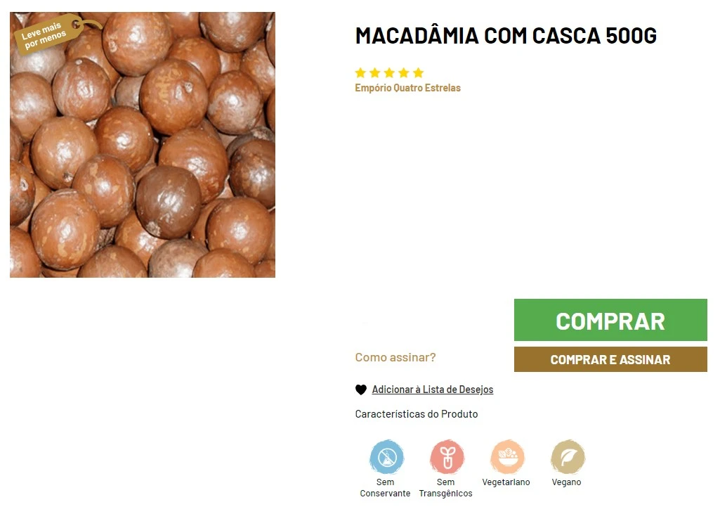 Imagem do produto Macadâmia com Casca 500g da marca Empório Quatro Estrelas. À esquerda, uma visão detalhada de macadâmias inteiras com casca, mostrando sua superfície lisa e de cor marrom claro com manchas mais escuras. À direita, informações do produto com avaliações de cinco estrelas e ícones indicando que é sem conservante, sem transgênicos, vegetariano e vegano, além de botões para 'Comprar' e 'Comprar e Assinar'.