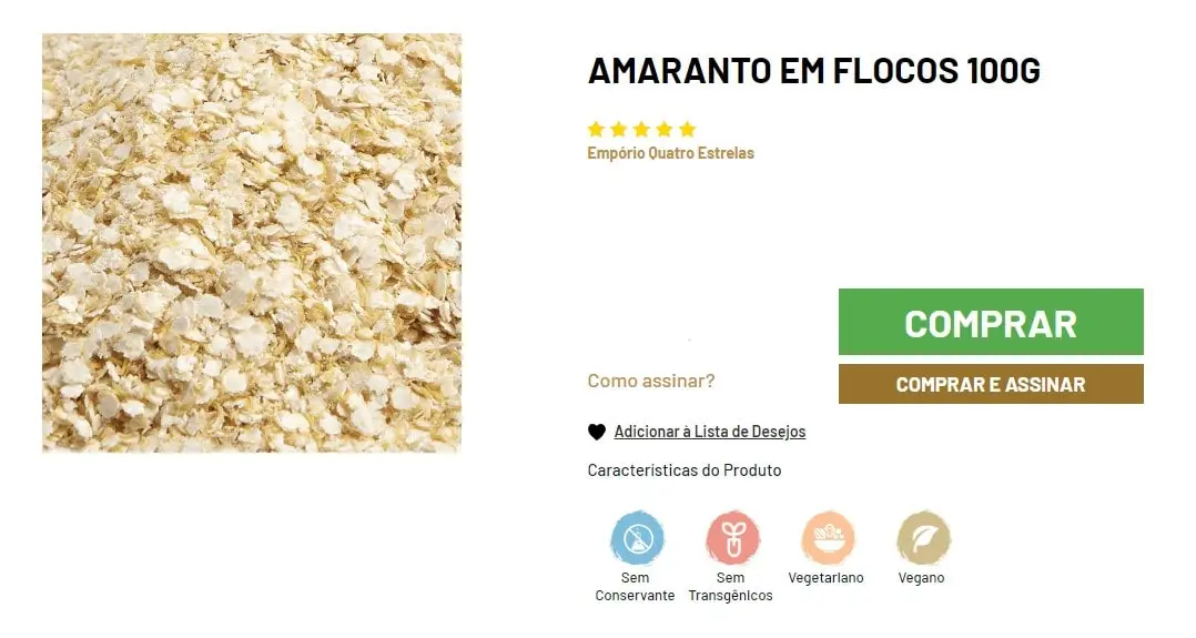 Close-up de amaranto em flocos sobre um fundo branco, com detalhes de uma página de e-commerce que inclui o título 'AMARANTO EM FLOCOS 100G', uma classificação de cinco estrelas pela 'Empório Quatro Estrelas', e botões verdes para 'COMPRAR' ou 'COMPRAR E ASSINAR', além de ícones indicando que o produto é 'Sem Conservante', 'Sem Transgênicos', 'Vegetariano' e 'Vegano'.