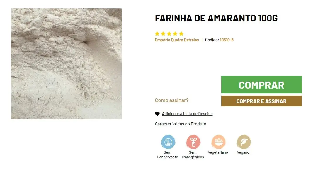 Imagem mostrando a textura fina da farinha de amaranto, com um plano de fundo de informações de e-commerce incluindo 'FARINHA DE AMARANTO 100G', avaliação de cinco estrelas, e botões verdes 'COMPRAR' e 'COMPRAR E ASSINAR', e ícones que destacam o produto como 'Sem Conservante', 'Sem Transgênicos', 'Vegetariano', e 'Vegano'