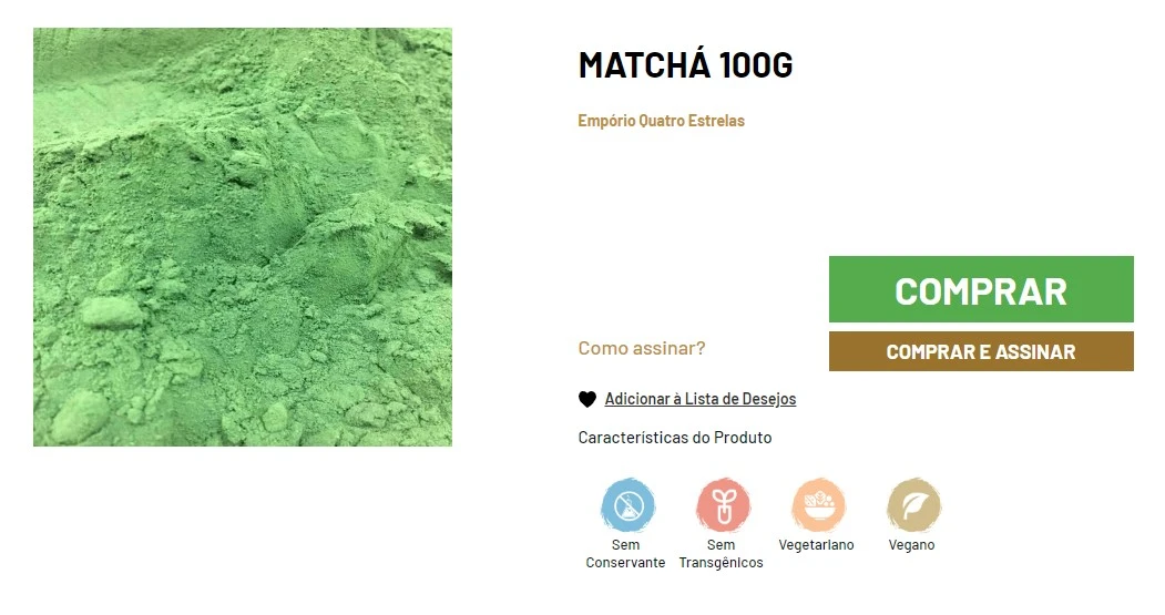 Close-up de pó de matchá com detalhes do produto e opções de compra em uma página de e-commerce intitulada 'Matchá 100g' do Empório Quatro Estrelas, mostrando ícones de produto sem conservantes, sem transgênicos, vegetariano e vegano
